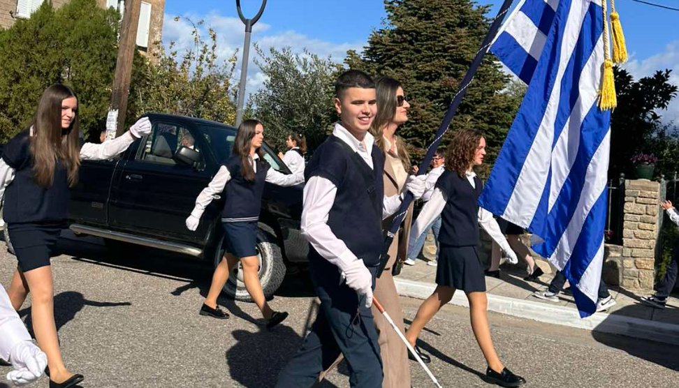 Την 28η Οκτωβρίου 2025 στο Γυμνάσιο Γαβαλούς Μακρυνείας είναι άξιοι συγχαρητηρίων για τον τυφλό σημαιοφόρο που συμμετείχε στην Παρέλαση.
