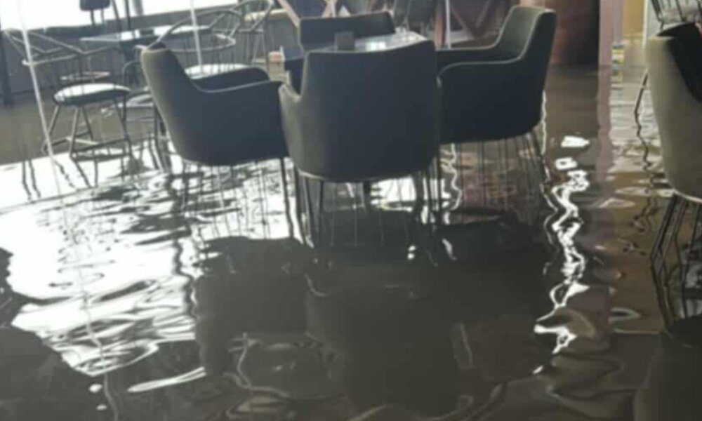 Στο Μεσολόγγι εν μέσω κακοκαιρίας ο Αντιδήμαρχος Χρήστος Βούρβαχης καταγγέλλει πως «εργαζόμενος χειριστής μηχανήματος δέχθηκε επίθεση από 10 άτομα».