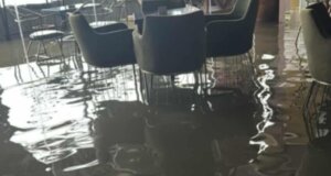 Στο Μεσολόγγι εν μέσω κακοκαιρίας ο Αντιδήμαρχος Χρήστος Βούρβαχης καταγγέλλει πως «εργαζόμενος χειριστής μηχανήματος δέχθηκε επίθεση από 10 άτομα».