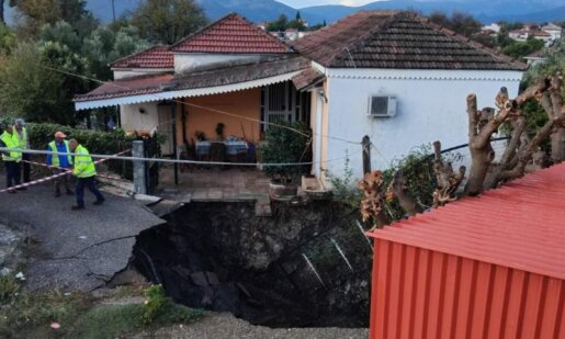 Στις Φυτείες Ξηρομέρου όλοι αγωνιούν μετά την καθίζηση και η Ε.Α.Γ.Μ.Ε. λέει το εξής: «εγκαταλείψτε τα σπίτια σας περιμετρικά της καθίζησης».