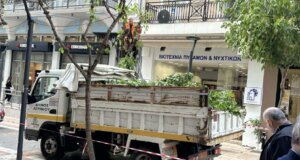 Στο Αγρίνιο την Τρίτη, 21 Οκτωβρίου 2025 οι εργαζόμενοι από τη Διεύθυνση Περιβάλλοντος και Πράσινου προχώρησαν σε ένα πρωινό... κλάδεμα στον Πεζόδρομο της Παπαστράτου!