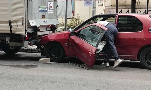 Μια σύγκρουση σημειώθηκε στο Αγρίνιο το απόγευμα της 16ης Οκτωβρίου όταν φορτηγό παρέσυρε Ι.Χ. και το ακινητοποίησε πάνω σε άλλο όχημα.