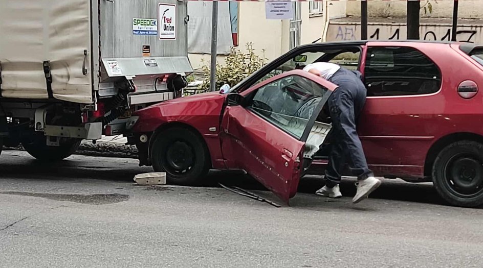 Μια σύγκρουση σημειώθηκε στο Αγρίνιο το απόγευμα της 16ης Οκτωβρίου όταν φορτηγό παρέσυρε Ι.Χ. και το ακινητοποίησε πάνω σε άλλο όχημα.