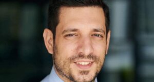 Ο Αναπληρωτής Υπουργός Μεταφορών Κωνσταντίνος Κυρανάκης περνά δύσκολες ώρες καθώς «έφυγε» από τη ζωή η μητέρα του.