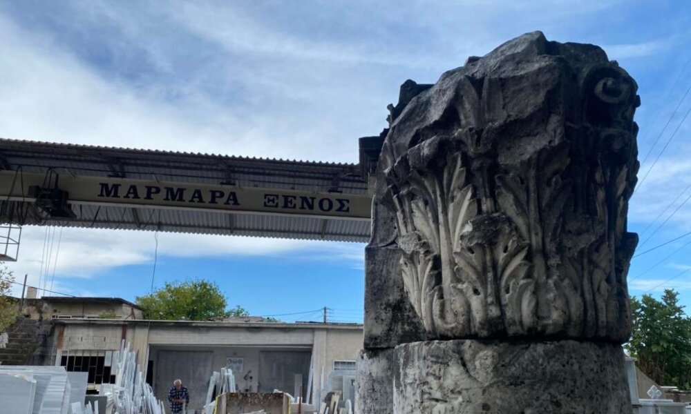 Ο Δήμος Αγρινίου μέσω ανακοίνωσης γνωστοποίησε την επανατοποθέτηση των μαρμάρινων κιόνων στον αύλειο χώρο του Ναού της Μητρόπολης.