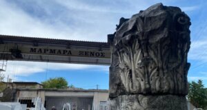 Ο Δήμος Αγρινίου μέσω ανακοίνωσης γνωστοποίησε την επανατοποθέτηση των μαρμάρινων κιόνων στον αύλειο χώρο του Ναού της Μητρόπολης.