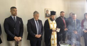 Η «ΝΙΚΗ» είχε εγκαίνια των γραφείων του κόμματος το πρωί της 18ης Οκτωβρίου στο Αγρίνιο - Δημήτρης Νατσιός και Νίκος Αναδιώτης ήταν εκεί με τον πρώτο να τοποθετείται αφού πρώτα... έψαλε!