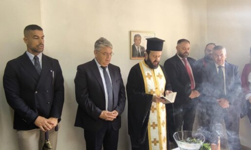 Η «ΝΙΚΗ» είχε εγκαίνια των γραφείων του κόμματος το πρωί της 18ης Οκτωβρίου στο Αγρίνιο - Δημήτρης Νατσιός και Νίκος Αναδιώτης ήταν εκεί με τον πρώτο να τοποθετείται αφού πρώτα... έψαλε!