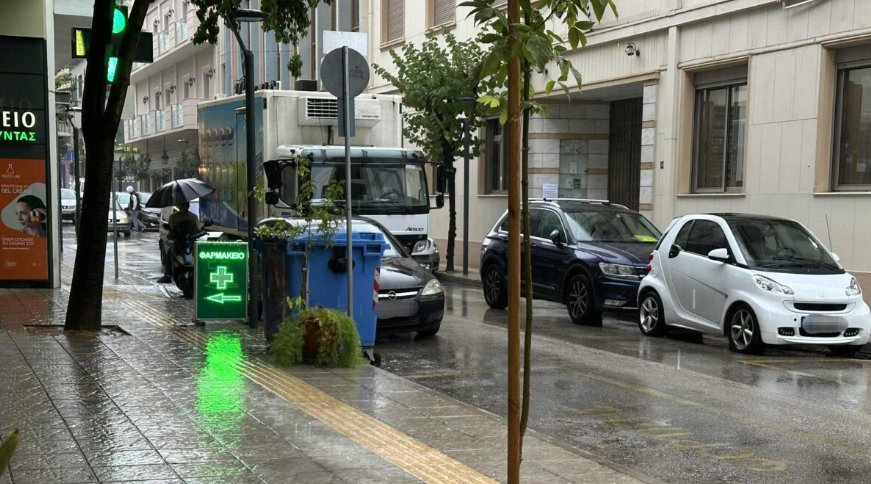 Στο Αγρίνιο κάποιοι δεν έχουν αντιληφθεί πως άλλαξε ο μήνας, γι' αυτό άλλωστε δεν έχουν κοπεί και οι κακές συνήθειες στην Οδό Χαριλάου Τρικούπη!