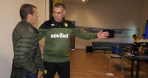 SL1 στιγμές: Ο Γιάννης Πετράκης επισκέφτηκε το Emileon για να αποχαιρετήσει τους παίκτες του Παναιτωλικού, με τον Γιάννη Αναστασίου να τον υποδέχεται θερμά.