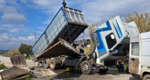 Στη Μεγάλη Χώρα Αγρινίου έκαναν υπομονή από τον περασμένη Φεβρουάριο, όταν νταλίκα ξήλωσε κυριολεκτικά την παλιά Πεζογέφυρα και τις πρώτες ημέρες του Νοεμβρίου θα τοποθετηθεί η νέα που είναι και ενισχυμένη.