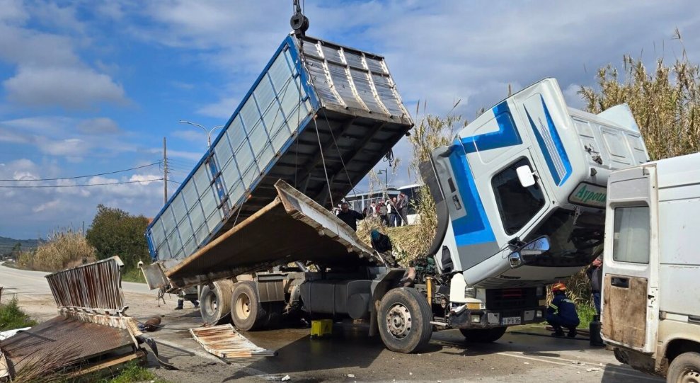 Στη Μεγάλη Χώρα Αγρινίου έκαναν υπομονή από τον περασμένη Φεβρουάριο, όταν νταλίκα ξήλωσε κυριολεκτικά την παλιά Πεζογέφυρα και τις πρώτες ημέρες του Νοεμβρίου θα τοποθετηθεί η νέα που είναι και ενισχυμένη.