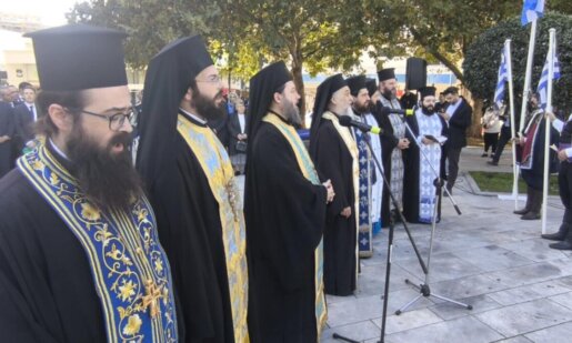 28η Οκτωβρίου και στο Αγρίνιο, αμέσως μετά την Επίσημη Δοξολογία, τελέστηκε επιμνημόσυνη δέηση και κατάθεση στεφάνων στην Πλατεία Δημάδη.