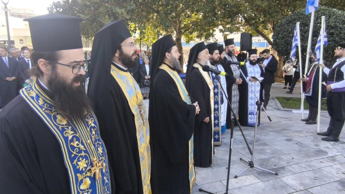 28η Οκτωβρίου και στο Αγρίνιο, αμέσως μετά την Επίσημη Δοξολογία, τελέστηκε επιμνημόσυνη δέηση και κατάθεση στεφάνων στην Πλατεία Δημάδη.