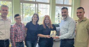 Ο Σπύρος Σκιαδαρέσης προχώρησε στην παράδοση σχολικών ειδών σε μαθητές πυρόπληκτων και πληγέντων από την Ευλογιά των Αιγοπροβάτων.
