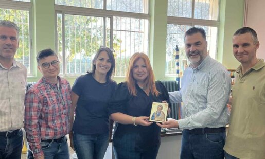 Ο Σπύρος Σκιαδαρέσης προχώρησε στην παράδοση σχολικών ειδών σε μαθητές πυρόπληκτων και πληγέντων από την Ευλογιά των Αιγοπροβάτων.