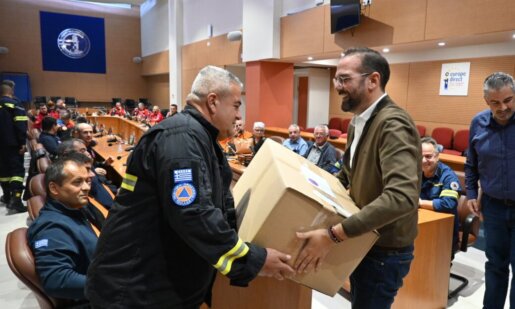 Ο Αγρινιώτης Περιφερειάρχης Νεκτάριος Φαρμάκης με μεγάλη ικανοποίηση αναφέρθηκε στην προσφορά 130 στολών πυρόσβεσης στις εθελοντικές οργανώσεις της Δυτικής Ελλάδας.