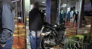 Ένα νέο τροχαίο σημειώθηκε στο Αγρίνιο το βράδυ της 17ης Οκτωβρίου όπου ταξί συγκρούστηκε με μηχανή στην Παπαστράτου, χωρίς τραυματισμό παρά μόνο υλικές ζημιές.