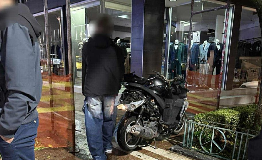 Ένα νέο τροχαίο σημειώθηκε στο Αγρίνιο το βράδυ της 17ης Οκτωβρίου όπου ταξί συγκρούστηκε με μηχανή στην Παπαστράτου, χωρίς τραυματισμό παρά μόνο υλικές ζημιές.