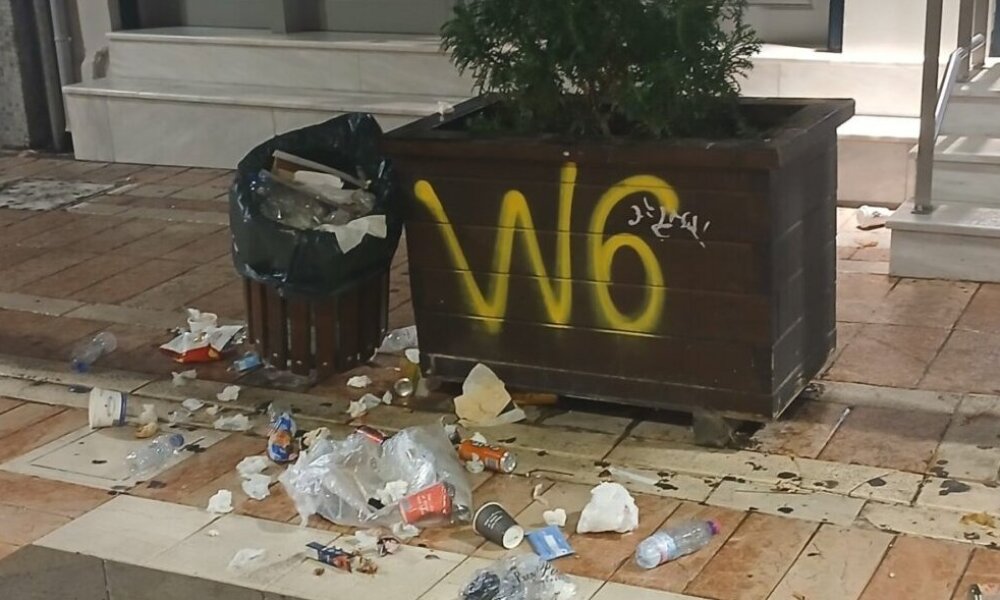 Στο Αγρίνιο αργά το βράδυ της 18ης Οκτωβρίου ο Πεζόδρομος της Παπαστράτου μετατράπηκε σε... σκουπιδότοπο ενώ προκλήθηκαν και φθορές.