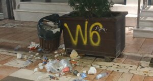Στο Αγρίνιο αργά το βράδυ της 18ης Οκτωβρίου ο Πεζόδρομος της Παπαστράτου μετατράπηκε σε... σκουπιδότοπο ενώ προκλήθηκαν και φθορές.