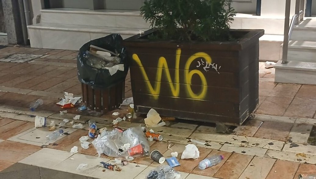 Στο Αγρίνιο αργά το βράδυ της 18ης Οκτωβρίου ο Πεζόδρομος της Παπαστράτου μετατράπηκε σε... σκουπιδότοπο ενώ προκλήθηκαν και φθορές.