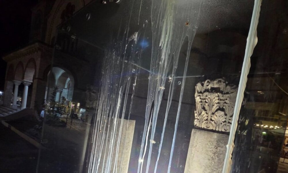 Στο Αγρίνιο ο Ιερός Ναός Ζωοδόχου Πηγής δέχθηκε φθορές εξωτερικά κι αυτό γιατί άγνωστοι βανδάλισαν τους μαρμάρινους κίονες, λίγα 24ωρα μετά την τοποθέτησή τους.