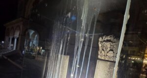 Στο Αγρίνιο ο Ιερός Ναός Ζωοδόχου Πηγής δέχθηκε φθορές εξωτερικά κι αυτό γιατί άγνωστοι βανδάλισαν τους μαρμάρινους κίονες, λίγα 24ωρα μετά την τοποθέτησή τους.