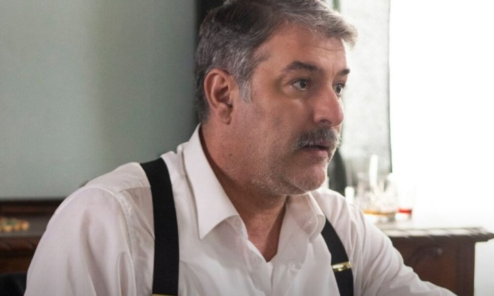 Ο Βασίλης Μπισμπίκης κρίθηκε ένοχος για το τροχαίο ατύχημα στη Φιλοθέη. Το Δικαστήριο του επέβαλε χρηματική ποινή ύψους 7.000 ευρώ, κλείνοντας την πολύκροτη υπόθεση.