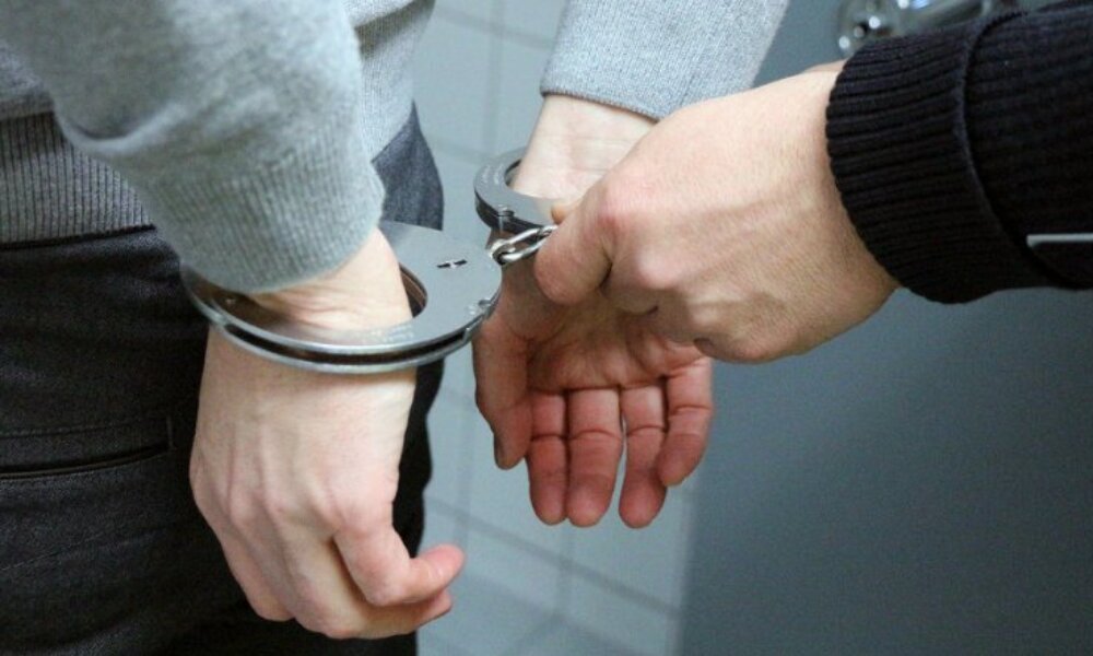 Η ΕΛ.ΑΣ. ενημερώνει πως στο Αγρίνιο συνελήφθη ένας άνδρας που είχε καταδικαστική απόφαση κάθειρξης έξι ετών για απάτη.