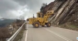 Ο δρόμος Αγρίνιο - Προυσός έκλεισε προσωρινά, κοντά στο Λαμπίρι εξαιτίας μιας μεγάλης κατολίσθησης που σημειώθηκε όμως τα συνεργεία της Περιφέρειας κινήθηκαν αστραπιαία.