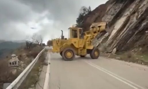 Ο δρόμος Αγρίνιο - Προυσός έκλεισε προσωρινά, κοντά στο Λαμπίρι εξαιτίας μιας μεγάλης κατολίσθησης που σημειώθηκε όμως τα συνεργεία της Περιφέρειας κινήθηκαν αστραπιαία.