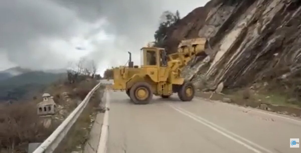 Ο δρόμος Αγρίνιο - Προυσός έκλεισε προσωρινά, κοντά στο Λαμπίρι εξαιτίας μιας μεγάλης κατολίσθησης που σημειώθηκε όμως τα συνεργεία της Περιφέρειας κινήθηκαν αστραπιαία.