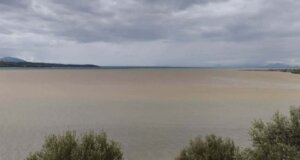 Η κακοκαιρία «Adel» έχει δημιουργήσει θέματα και στην Αμφιλοχία - Χείμαρρος φούσκωσε και ο Αμβρακικός γέμισε λάσπη.