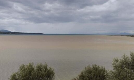 Η κακοκαιρία «Adel» έχει δημιουργήσει θέματα και στην Αμφιλοχία - Χείμαρρος φούσκωσε και ο Αμβρακικός γέμισε λάσπη.