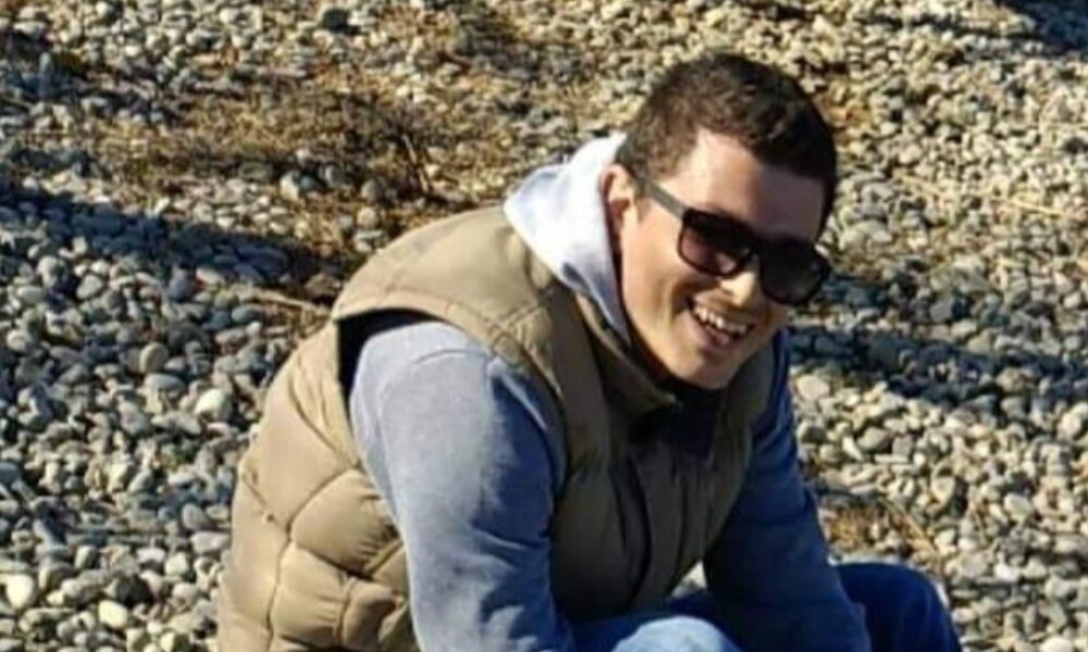 Ο Αντώνης Πελέκης του Σαράντου άφησε την τελευταία του πνοή σε ηλικία 43 ετών και στην Καμαρούλα Αγρινίου πενθούν για την απώλεια του Αστυνομικού, πατέρας 2 παιδιών.