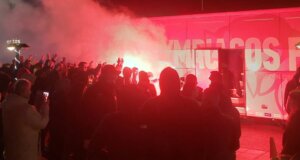 Ο Ολυμπιακός για τη 12η Αγωνιστική της SL1 βρίσκεται ήδη στο Αγρίνιο έχοντας τέσσερις σοβαρές απουσίες, οι οπαδοί από την πόλη αλλά και τις γύρω περιοχές υποδέχθηκαν την αποστολή.