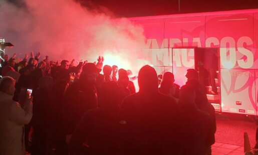 Ο Ολυμπιακός για τη 12η Αγωνιστική της SL1 βρίσκεται ήδη στο Αγρίνιο έχοντας τέσσερις σοβαρές απουσίες, οι οπαδοί από την πόλη αλλά και τις γύρω περιοχές υποδέχθηκαν την αποστολή.