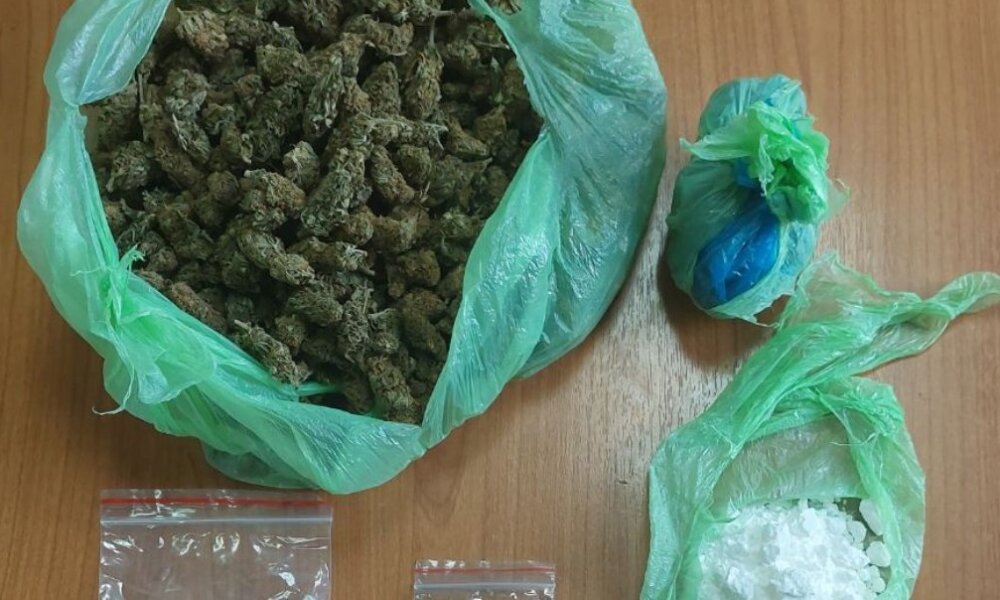 Η ΕΛ.ΑΣ. εξέδωσε ανακοίνωση για τη σύλληψη άνδρα το πρωί της 11ης Νοεμβρίου για διακίνηση ναρκωτικών, κατασχέθηκαν περίπου 280 γραμμάρια κάνναβης και 30 γραμμάρια κοκαΐνης.