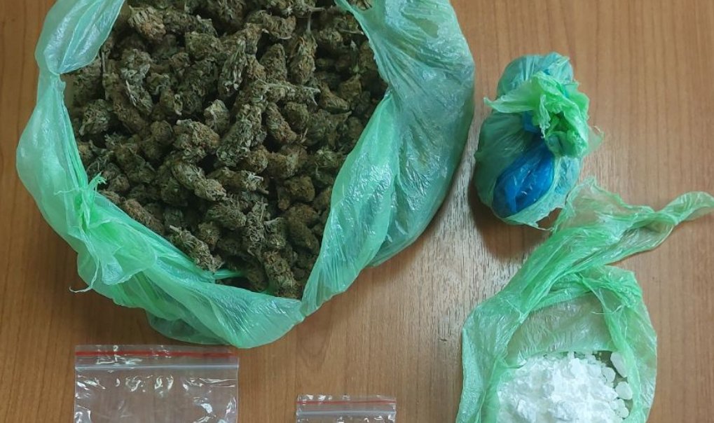 Η ΕΛ.ΑΣ. εξέδωσε ανακοίνωση για τη σύλληψη άνδρα το πρωί της 11ης Νοεμβρίου για διακίνηση ναρκωτικών, κατασχέθηκαν περίπου 280 γραμμάρια κάνναβης και 30 γραμμάρια κοκαΐνης.
