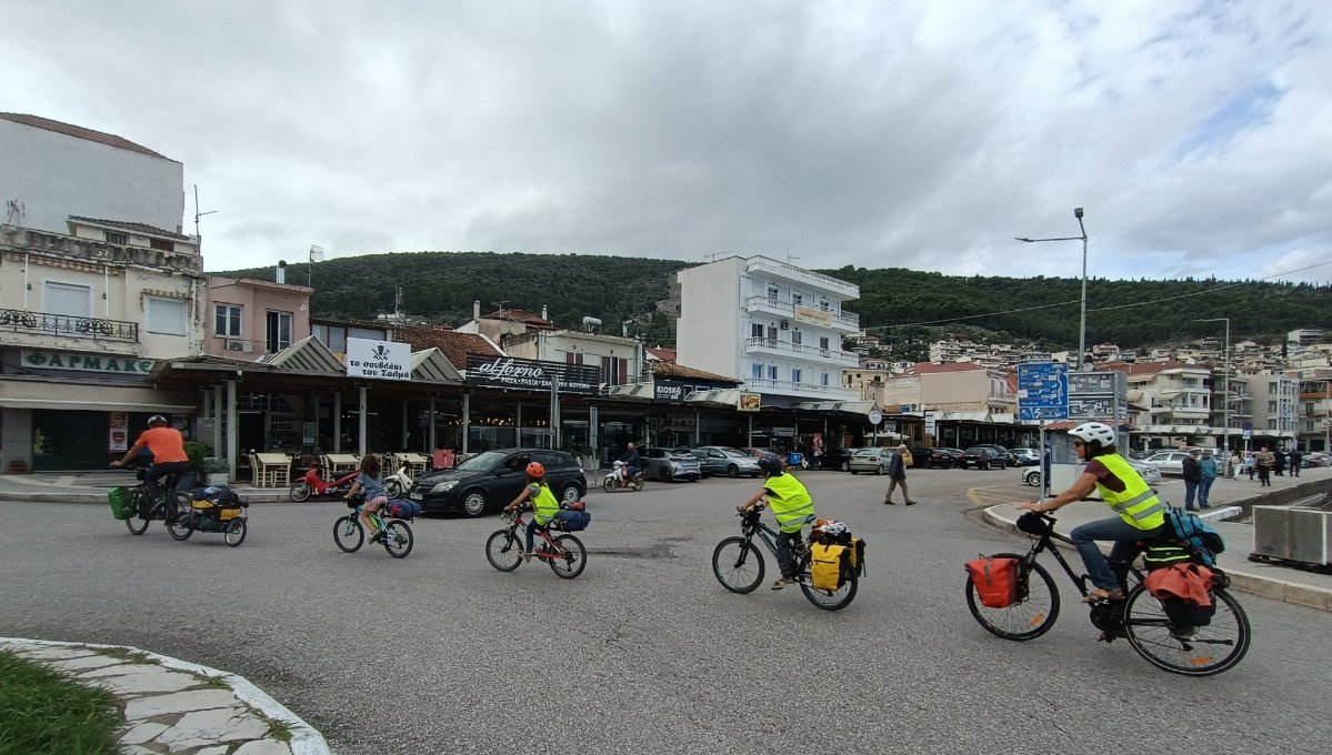 Στην Αμφιλοχία διανυκτέρευση μιας νύχτας μόνο έκαναν μέλη οικογένειας από τη Γαλλία που ήρθαν κι έφυγαν με τα ποδήλατά τους!