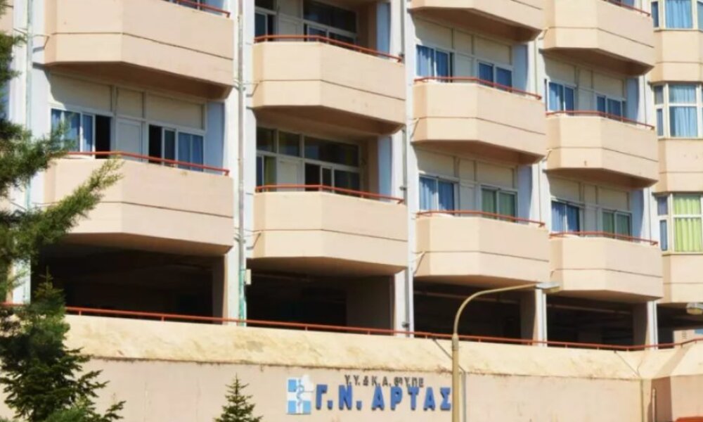 Στην Αβόρανη Αγρινίου το μεσημέρι της Δευτέρας, 10 Νοεμβρίου 2025 ένας άνδρας έκαψε το όχημά του και κυνηγούσε τους Πυροσβέστες με μαχαίρι.