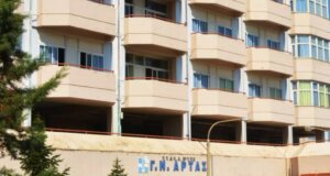 Στην Αβόρανη Αγρινίου το μεσημέρι της Δευτέρας, 10 Νοεμβρίου 2025 ένας άνδρας έκαψε το όχημά του και κυνηγούσε τους Πυροσβέστες με μαχαίρι.