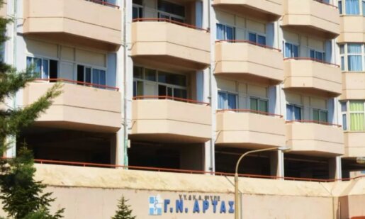 Στην Αβόρανη Αγρινίου το μεσημέρι της Δευτέρας, 10 Νοεμβρίου 2025 ένας άνδρας έκαψε το όχημά του και κυνηγούσε τους Πυροσβέστες με μαχαίρι.