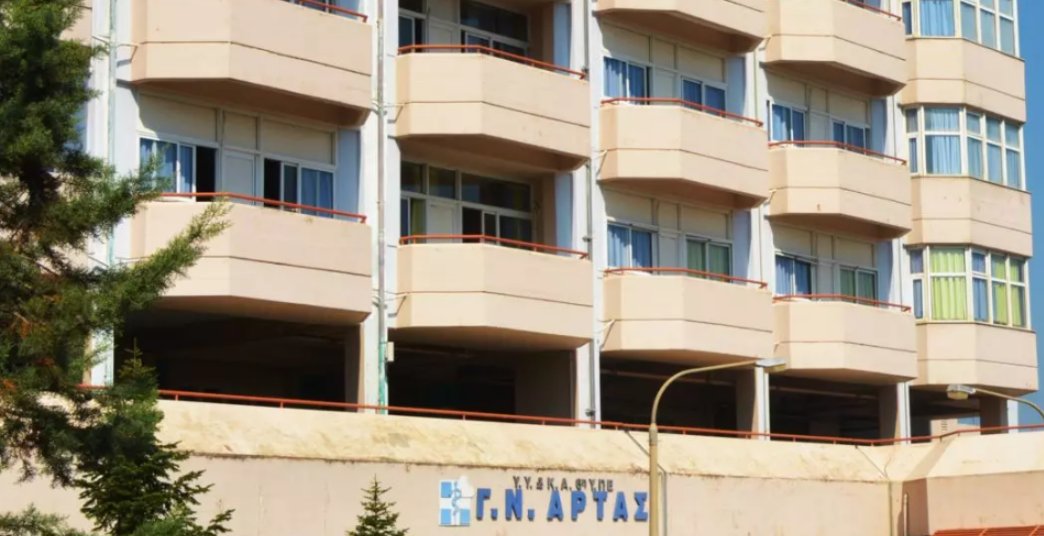 Στην Αβόρανη Αγρινίου το μεσημέρι της Δευτέρας, 10 Νοεμβρίου 2025 ένας άνδρας έκαψε το όχημά του και κυνηγούσε τους Πυροσβέστες με μαχαίρι.