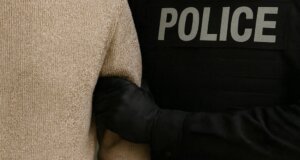 Στο Αγρίνιο κατά τις μεσημεριανές ώρες της 19ης Νοεμβρίου σύμφωνα με την ΕΛ.ΑΣ. ένας ηλικιωμένος και μια γυναίκα αλληλομηνύθηκαν μετά από επεισόδιο με κατσαβίδι.