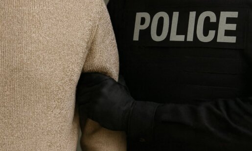 Στο Αγρίνιο κατά τις μεσημεριανές ώρες της 19ης Νοεμβρίου σύμφωνα με την ΕΛ.ΑΣ. ένας ηλικιωμένος και μια γυναίκα αλληλομηνύθηκαν μετά από επεισόδιο με κατσαβίδι.