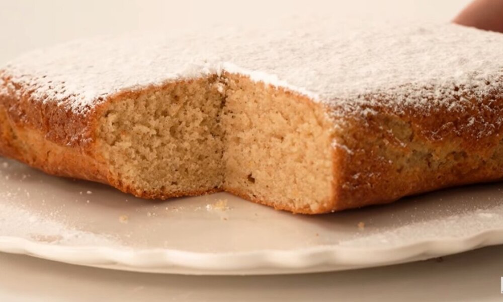 Ο Δημήτρης Μακρυνιώτης είναι ο καταξιωμένος Pastry Chef από την Μπαμπίνη Ξηρομέρου με απλά υλικά φτιάχνει Κέικ Μελομακάρονο!