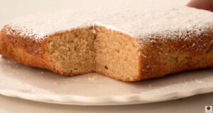 Ο Δημήτρης Μακρυνιώτης είναι ο καταξιωμένος Pastry Chef από την Μπαμπίνη Ξηρομέρου με απλά υλικά φτιάχνει Κέικ Μελομακάρονο!