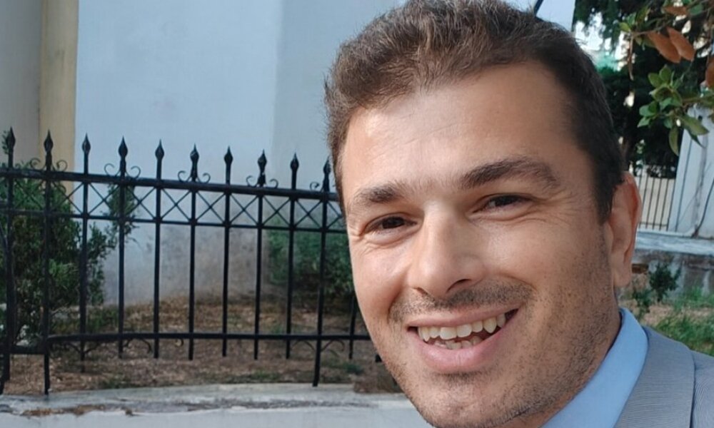 Ο Αντώνης Πελέκης του Σαράντη άφησε την τελευταία του πνοή και το Σάββατο, 29 Νοεμβρίου η Καμαρούλα Αγρινίου λέει το τελευταίο «αντίο» στον 43χρονο Αστυνομικό.